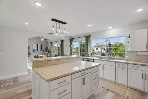 Kitchen - 29760 Eagle Point Dr, Canyon Lake, CA 92587 photo 3 of 4