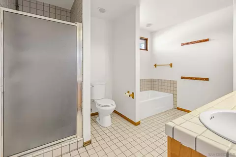Bath - 25090 Oakana, Ramona, CA 92065 photo 1 of 5