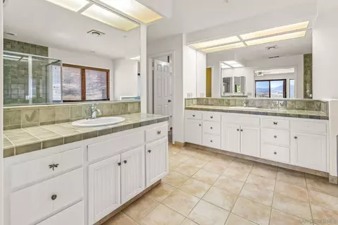 Bath - 25090 Oakana, Ramona, CA 92065 photo 4 of 5