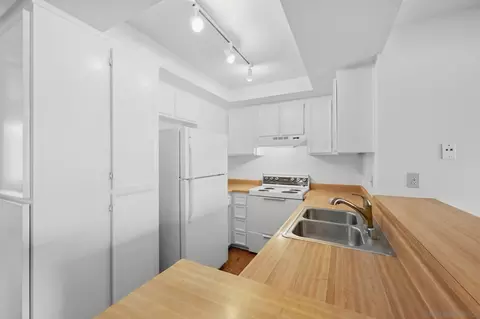 Kitchen - 155 W Glaucus #C, Encinitas, CA 92024 photo 3 of 3