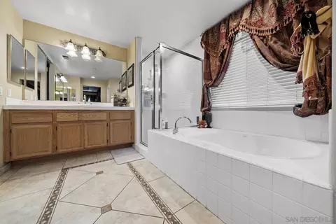 Bath - 2062 Pleasant Waters Ct, Spring Valley, CA 91977 photo 3 of 4