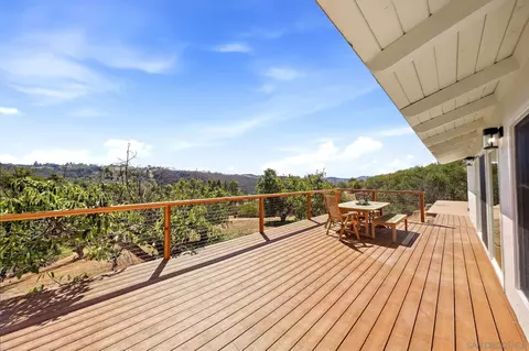 Exterior - 2073 Willow Gln, Fallbrook, CA 92028 photo 7 of 9