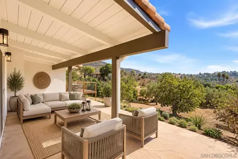 Exterior - 2073 Willow Gln, Fallbrook, CA 92028 photo 3 of 9