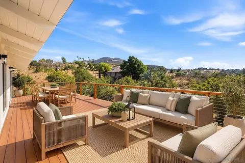 Exterior - 2073 Willow Gln, Fallbrook, CA 92028 photo 5 of 9