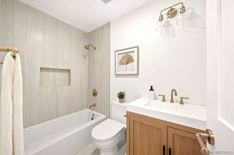 Bath - 2073 Willow Gln, Fallbrook, CA 92028 photo 6 of 6