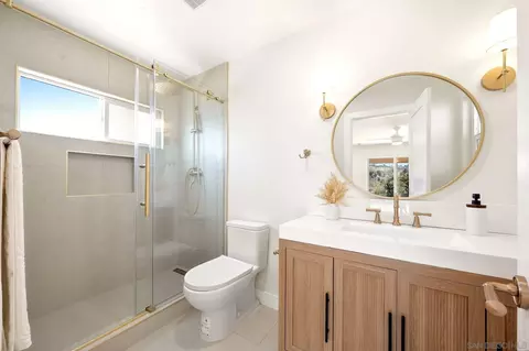 Bath - 2073 Willow Gln, Fallbrook, CA 92028 photo 5 of 6