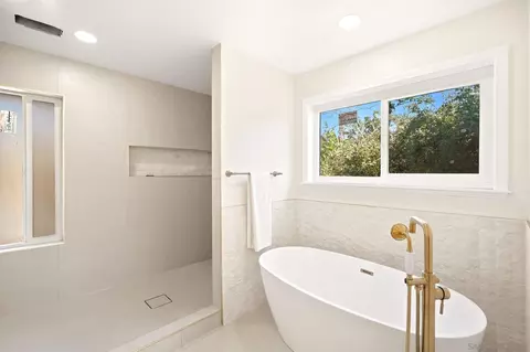 Bath - 2073 Willow Gln, Fallbrook, CA 92028 photo 3 of 6