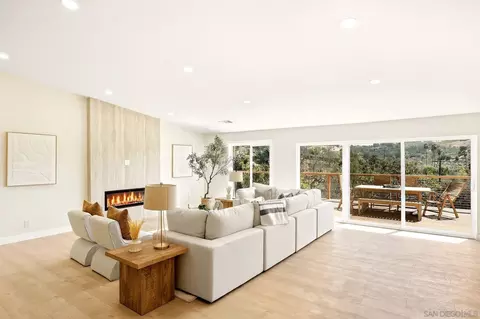 Living - 2073 Willow Gln, Fallbrook, CA 92028 photo 2 of 4