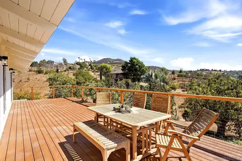 Exterior - 2073 Willow Gln, Fallbrook, CA 92028 photo 6 of 9