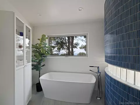 Bath - 390 Hidden Pines Rd, Del Mar, CA 92014 photo 3 of 6