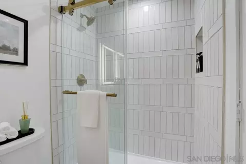 Bath - 319 Volney Ln, Encinitas, CA 92024 photo 2 of 3