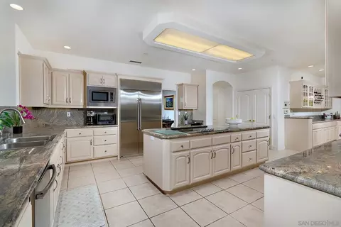 Kitchen - 18151 Old Coach Rd, Poway, CA 92064 photo 3 of 4
