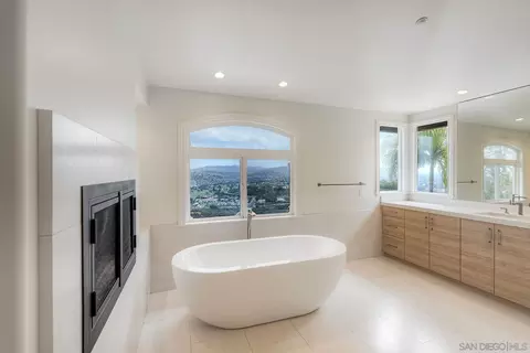 Bath - 1651 Bella Laguna Ct, Encinitas, CA 92024 photo 3 of 8