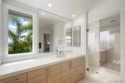 Bath - 1651 Bella Laguna Ct, Encinitas, CA 92024 photo 5 of 8