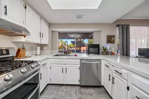 Kitchen - 45630 Rainbow Canyon Rd, Temecula, CA 92592 photo 2 of 3