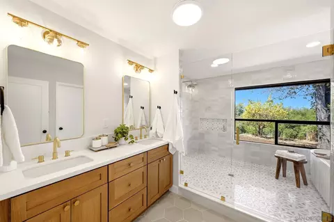 Bath - 16747 Highway 67, Ramona, CA 92065 photo 3 of 6