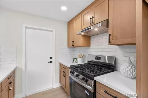 Kitchen - 505 Parkbrook St, Spring Valley, CA 91977 photo 4 of 6