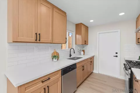 Kitchen - 505 Parkbrook St, Spring Valley, CA 91977 photo 5 of 6