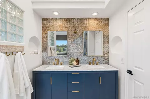 Bath - 3152 Levante St, Carlsbad, CA 92009 photo 3 of 6