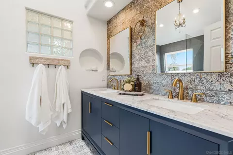 Bath - 3152 Levante St, Carlsbad, CA 92009 photo 1 of 6