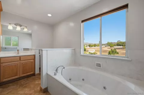 Bath - 23638 Barrego Way, Ramona, CA 92065 photo 5 of 6