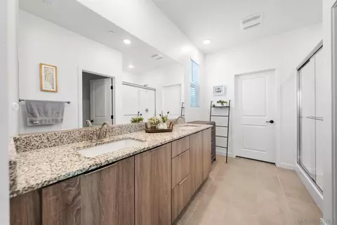 Bath - 35241 Valencia Pt, Fallbrook, CA 92028 photo 2 of 3