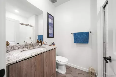 Bath - 35241 Valencia Pt, Fallbrook, CA 92028 photo 1 of 3