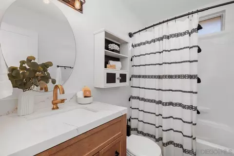 Bath - 754 Snapdragon St, Encinitas, CA 92024 photo 2 of 2