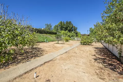 Exterior - 1202 Calle Sonia, Fallbrook, CA 92028 photo 12 of 18