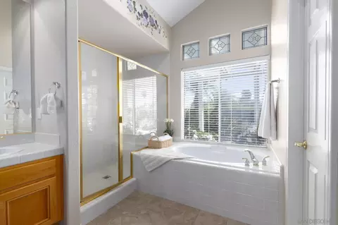 Bath - 1202 Calle Sonia, Fallbrook, CA 92028 photo 4 of 5