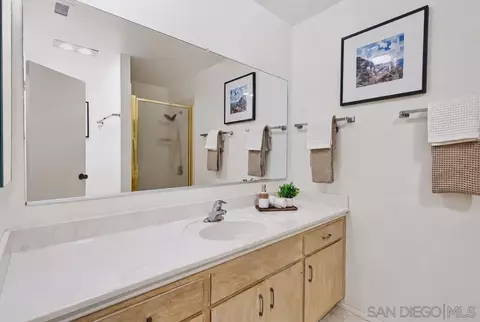 Bath - 1359 Knoll Park Ln, Fallbrook, CA 92028 photo 2 of 3