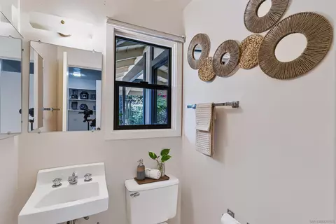 Bath - 1359 Knoll Park Ln, Fallbrook, CA 92028 photo 1 of 3