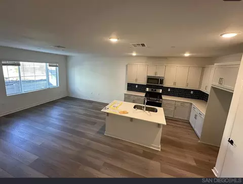 Living - 35161 Rangpur Ln, Fallbrook, CA 92028 photo 2 of 2