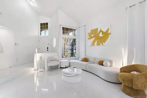 Living - 624 Diamond Dr, Chula Vista, CA 91911 photo 2 of 5