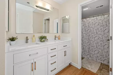 Bath - 1141 Cerro Largo Dr, Solana Beach, CA 92075 photo 3 of 3