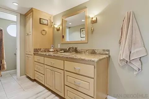 Bath - 803 Spindrift Dr, Del Mar, CA 92014 photo 2 of 3