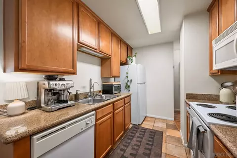 Kitchen - 1650 S El Camino Real #102, Encinitas, CA 92024 photo 3 of 5