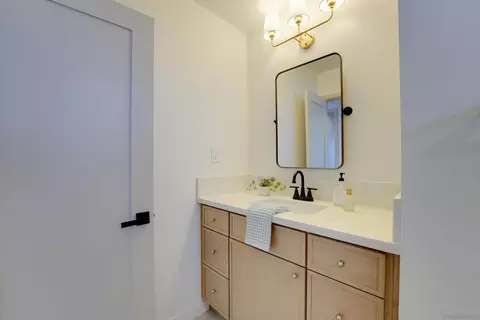 Bath - 4208 Park Dr, Carlsbad, CA 92008 photo 5 of 10