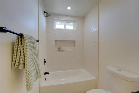 Bath - 4208 Park Dr, Carlsbad, CA 92008 photo 4 of 10