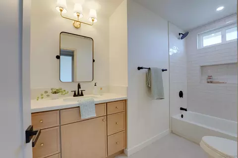 Bath - 4208 Park Dr, Carlsbad, CA 92008 photo 3 of 10