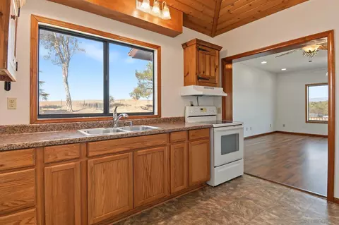 Kitchen - 333 Thomsen Way, Ramona, CA 92065 photo 5 of 9