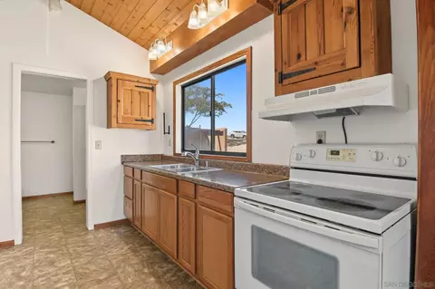 Kitchen - 333 Thomsen Way, Ramona, CA 92065 photo 4 of 9