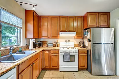 Kitchen - 643-643 B Nautilus, La Jolla, CA 92037 photo 2 of 4