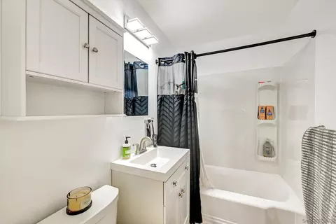Bath - 643-643 B Nautilus, La Jolla, CA 92037 photo 1 of 2