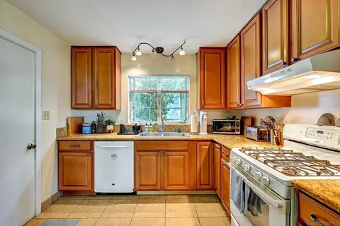 Kitchen - 643-643 B Nautilus, La Jolla, CA 92037 photo 1 of 4