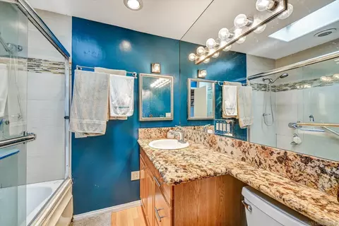 Bath - 643-643 B Nautilus, La Jolla, CA 92037 photo 2 of 2