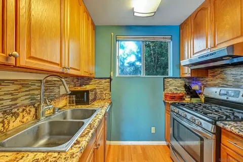 Kitchen - 643-643 B Nautilus, La Jolla, CA 92037 photo 3 of 4
