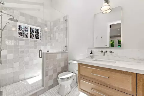 Bath - 4301 Hawk St, San Diego, CA 92103 photo 2 of 6