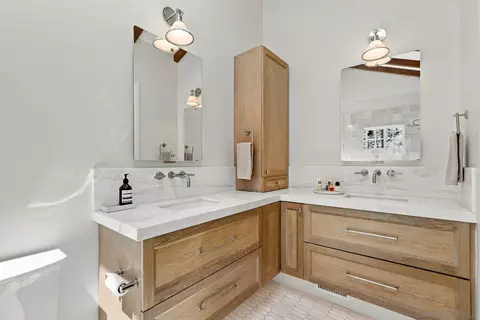 Bath - 4301 Hawk St, San Diego, CA 92103 photo 3 of 6