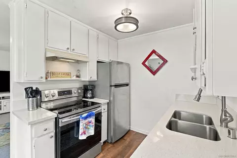 Kitchen - 8692 Via Mallorca #D, La Jolla, CA 92037 photo 4 of 4
